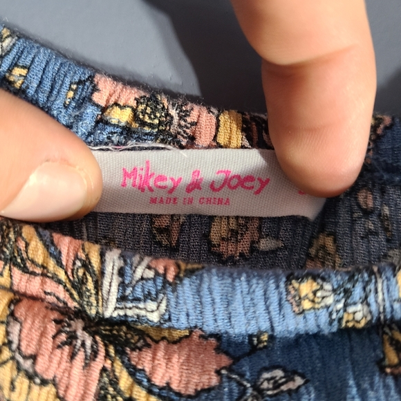 Mikey and Joey floral blouse - Picture 4 of 6